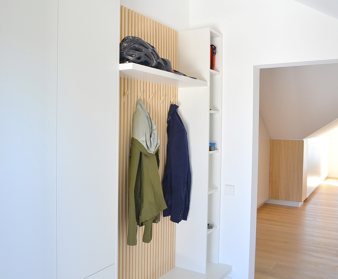 Gardarobe-ins-Wohnzimmer Gardarobe Schleiflack weiß mit Weißtannen-Platte