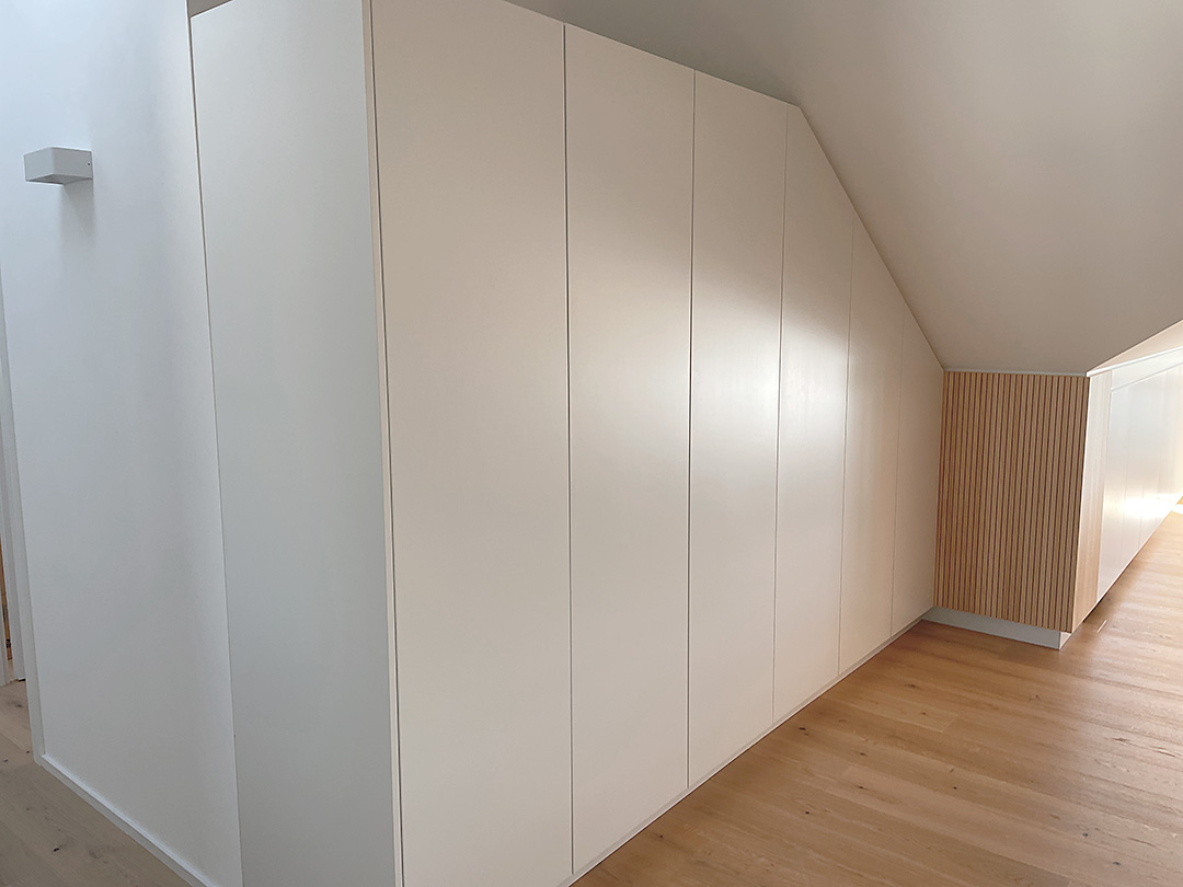Schrankwand-WZ Einbauschrank weiß passend für Dachschräge