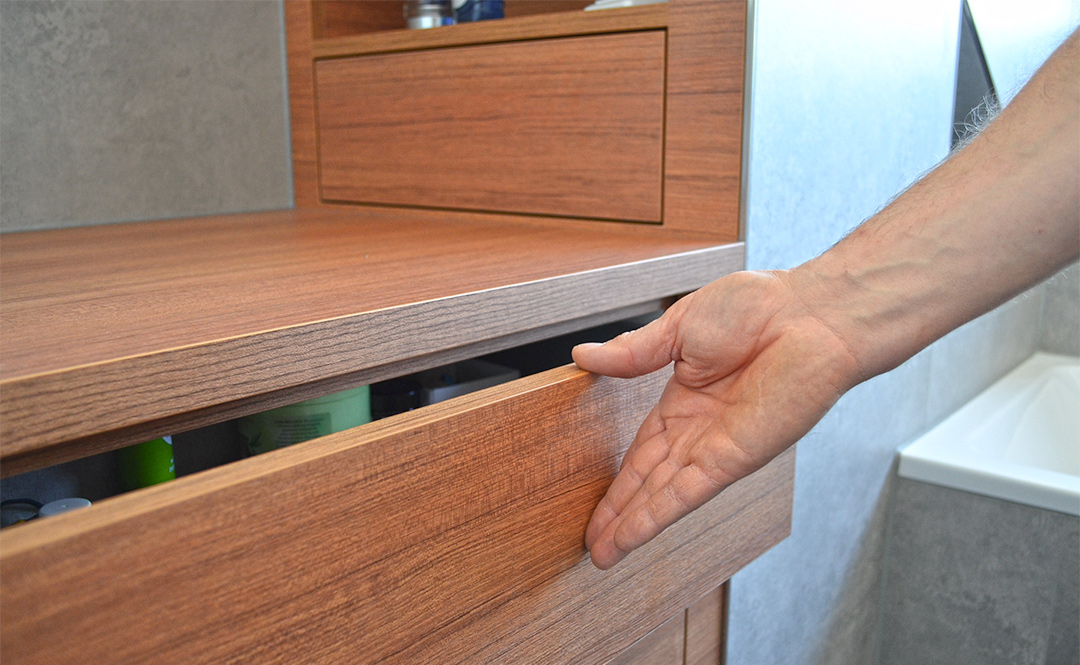 Badzimmer-Möbel-Detail Badzimmer Möbel hochwertig aus Holz auf Maß geschreinert. Möbel nach Maß. Modern und langlebig.