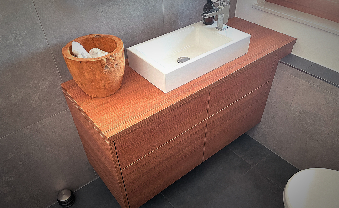 WC Möbel Badzimmer Möbel hochwertig aus Holz auf Maß geschreinert. Möbel nach Maß. Modern und langlebig.