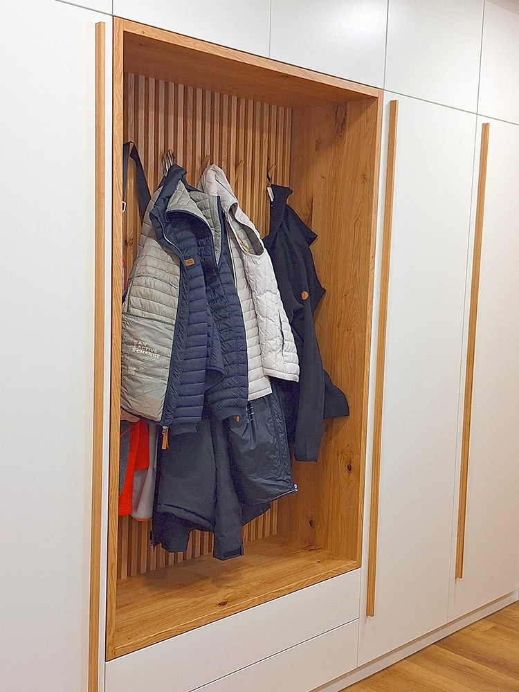 Garderobe Versteckte Gardarobenhaken die bei Bedarf ausgeklappt werden