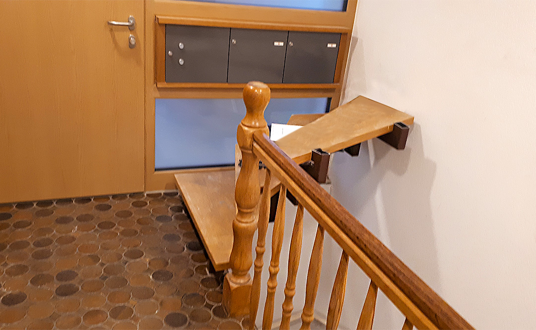 Treppe-alt Gardarobe Schleiflack weiß mit Weißtannen-Platte