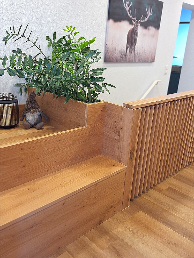 Treppe-detail Gardarobe mit Verkleidung für Sicherungskasten
