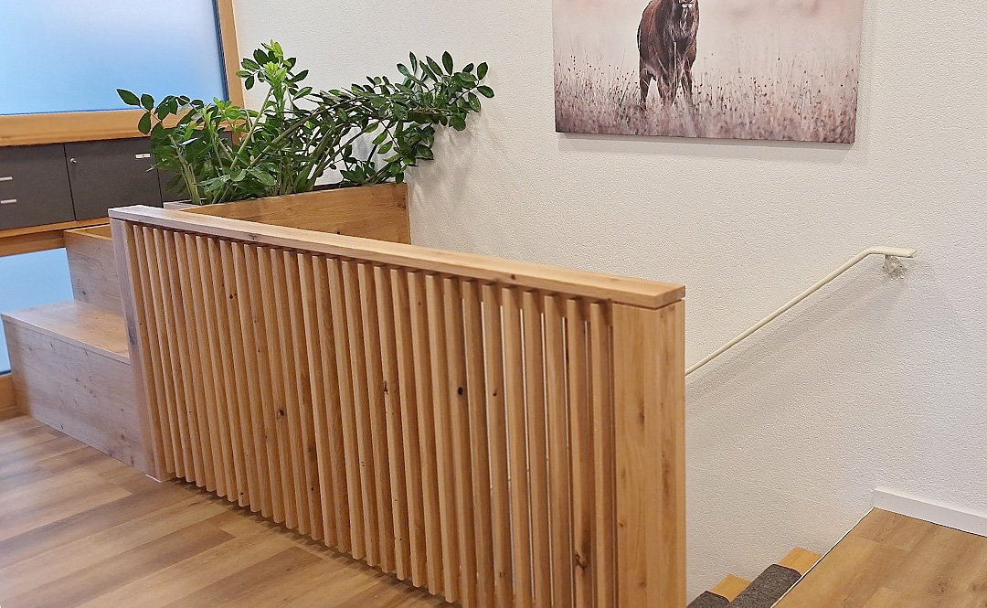 Treppe-neu Gardarobe mit Hakenplatte aus Weißtanne